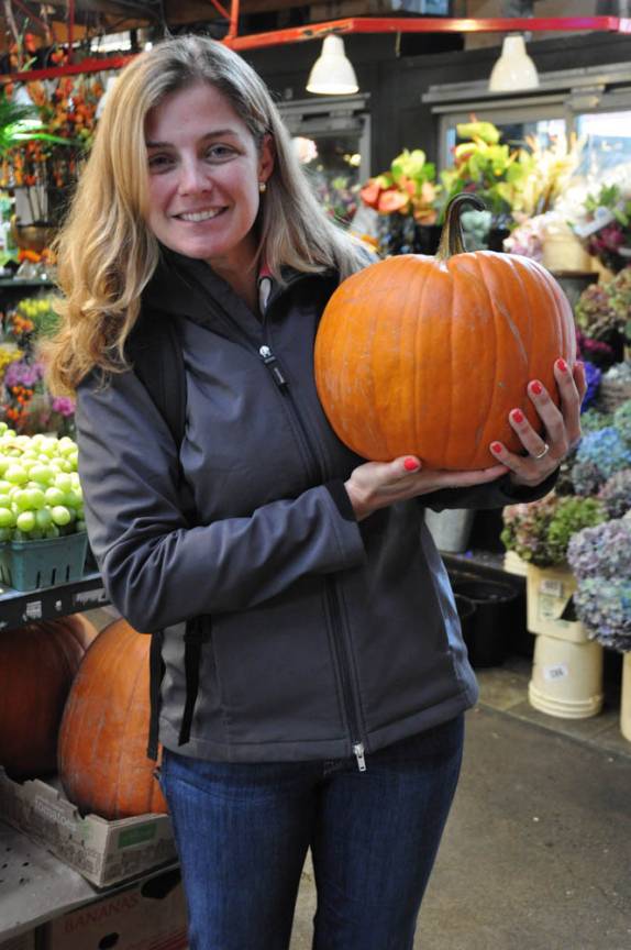 A Ana mata a vontade de segurar uma abóbora, no Granville Island Public Market, em Vancouver, no Canadá